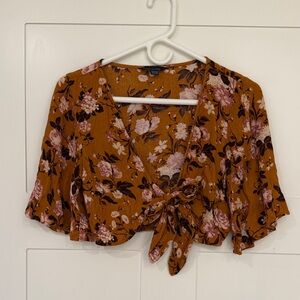 🌻3/$25 Floral Cropped Wrap Top